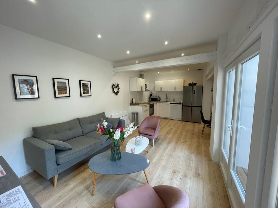 Kitchen or kitchenette, Living room, Seating area
