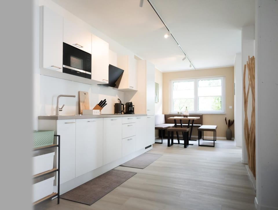 Coffee/tea facilities, Dining area, microwave, kitchen