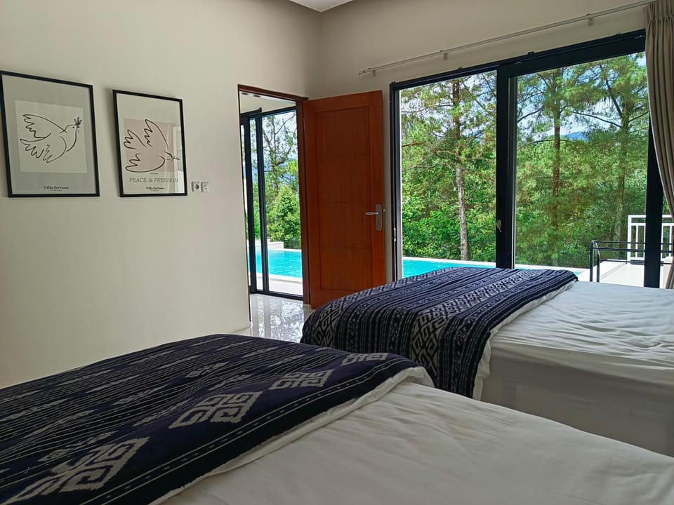 Bed, Bedroom, Pool view, towels