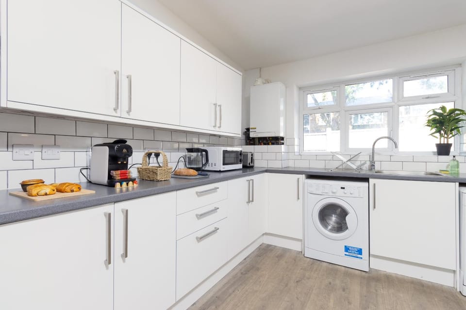 Coffee/tea facilities, Kitchen or kitchenette, oven, stove, toaster, washing machine, dryer