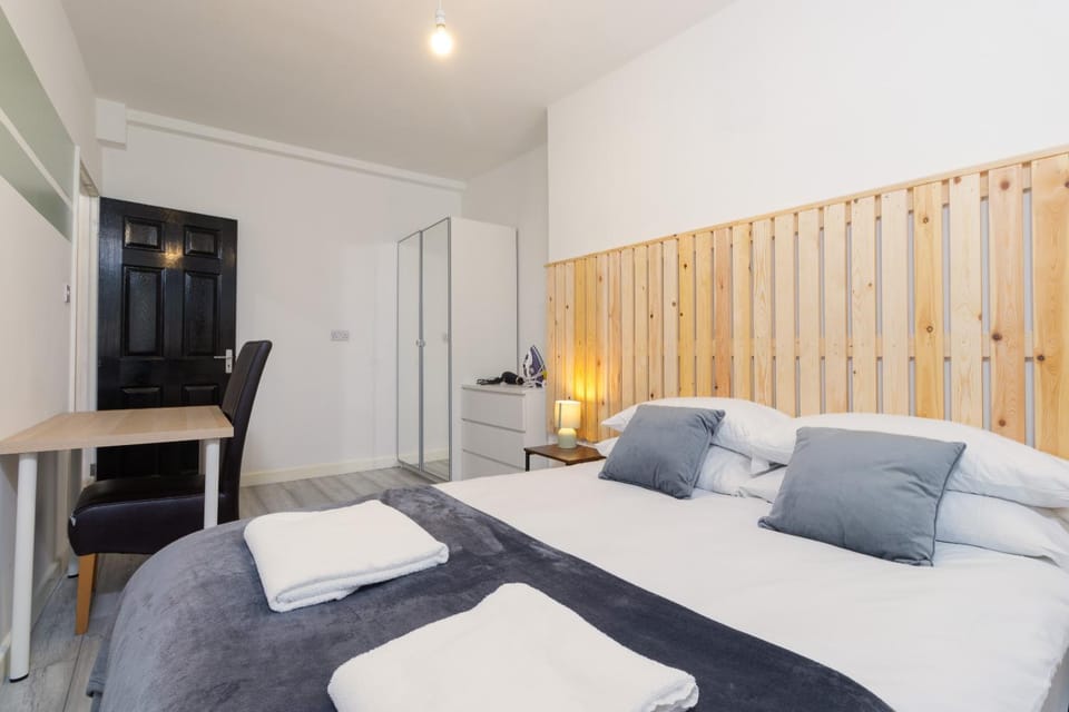 Bed, TV and multimedia, Photo of the whole room, Seating area, Bedroom