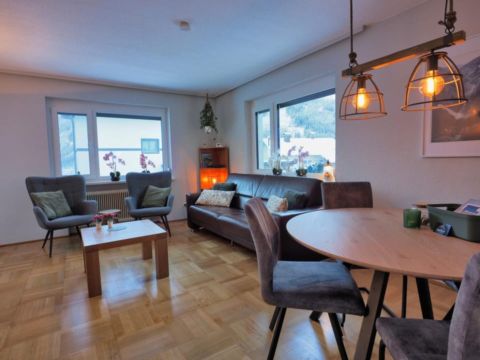 View (from property/room), Living room, Photo of the whole room, Seating area, Dining area, City view, Garden view, Mountain view, Street view, Family, Quiet street view, furniture, heating