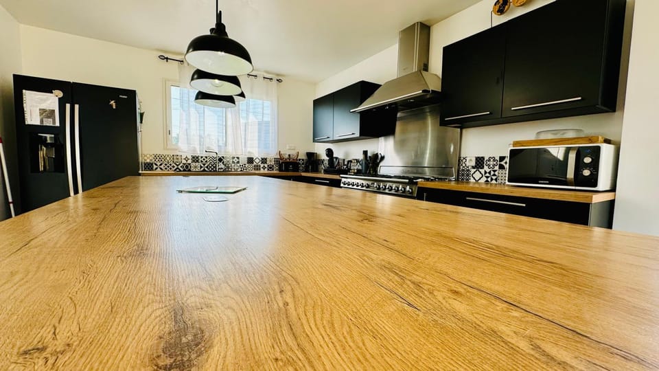 Kitchen or kitchenette, dishwasher, stove