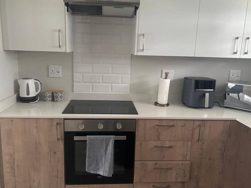 Coffee/tea facilities, Kitchen or kitchenette, stove