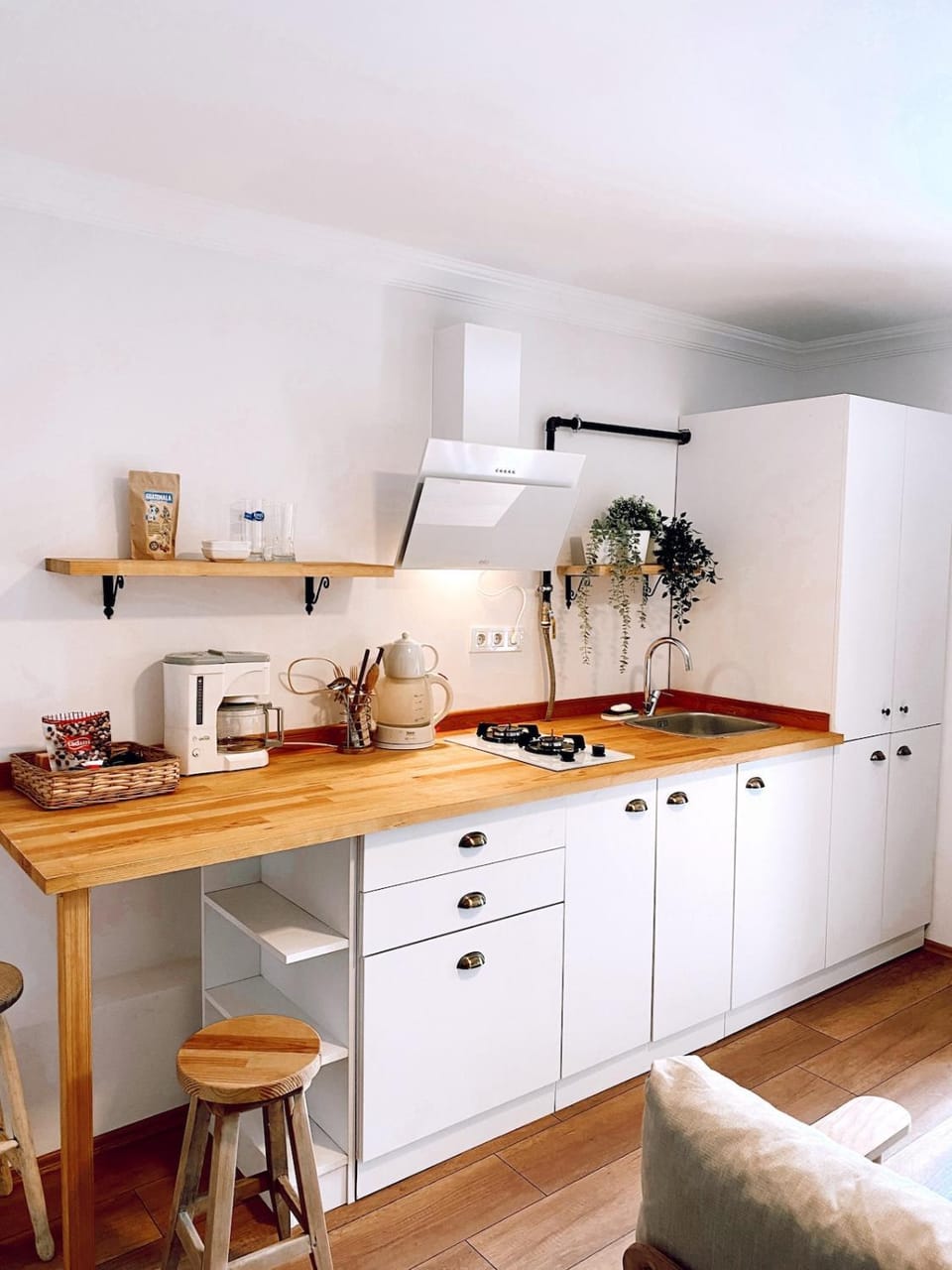 Kitchen or kitchenette, dishwasher, stove