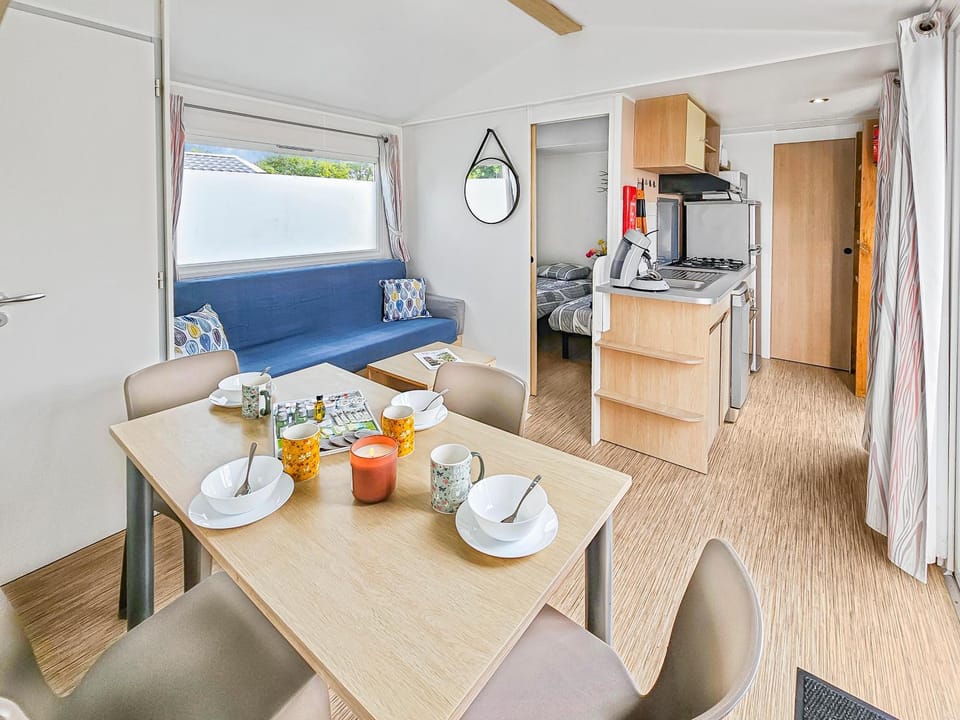 Coffee/tea facilities, Kitchen or kitchenette, Living room, Seating area, Dining area, oven, stove, toaster