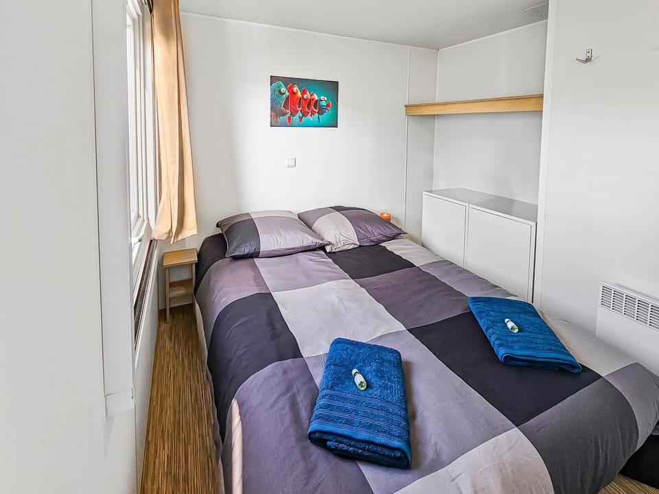 Bed, Photo of the whole room, Bedroom, towels