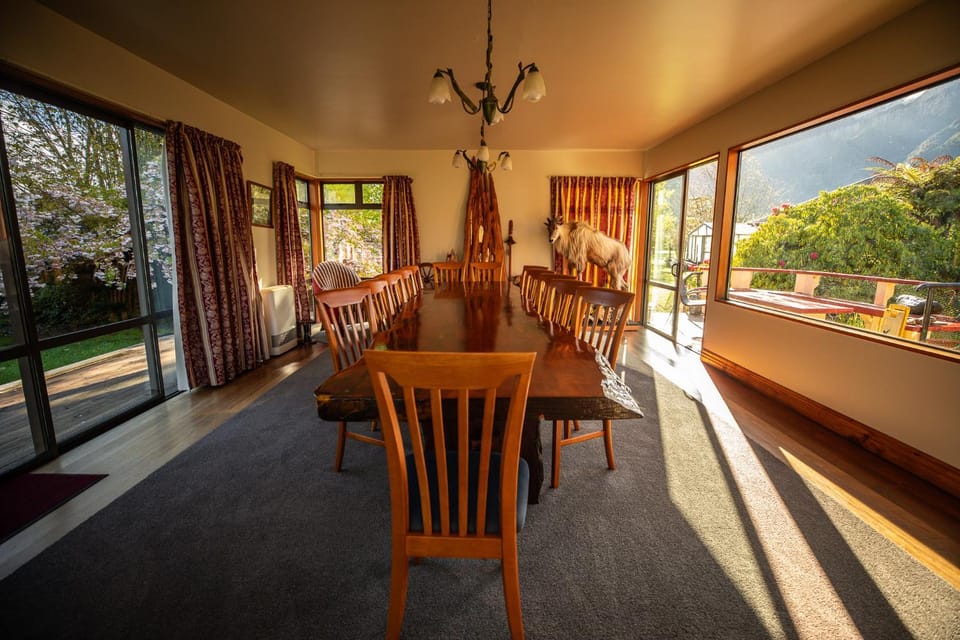 View (from property/room), Seating area, Dining area