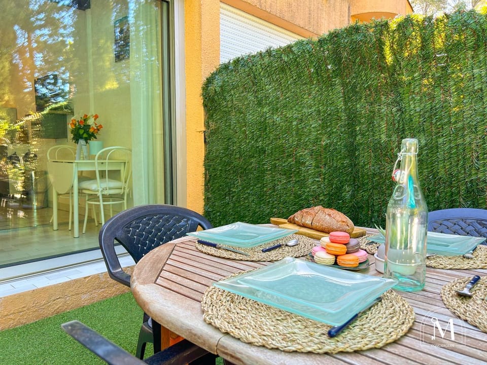 Studio rez de jardin dans résidence avec piscine Apartment in Sanary-sur-Mer