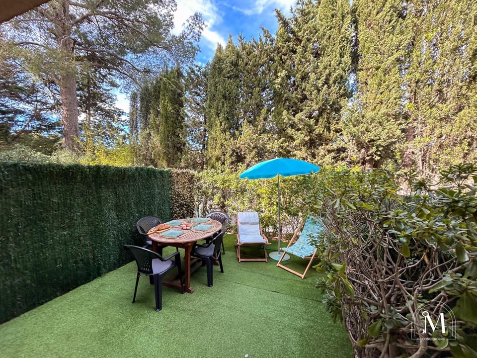 Studio rez de jardin dans résidence avec piscine Apartment in Sanary-sur-Mer