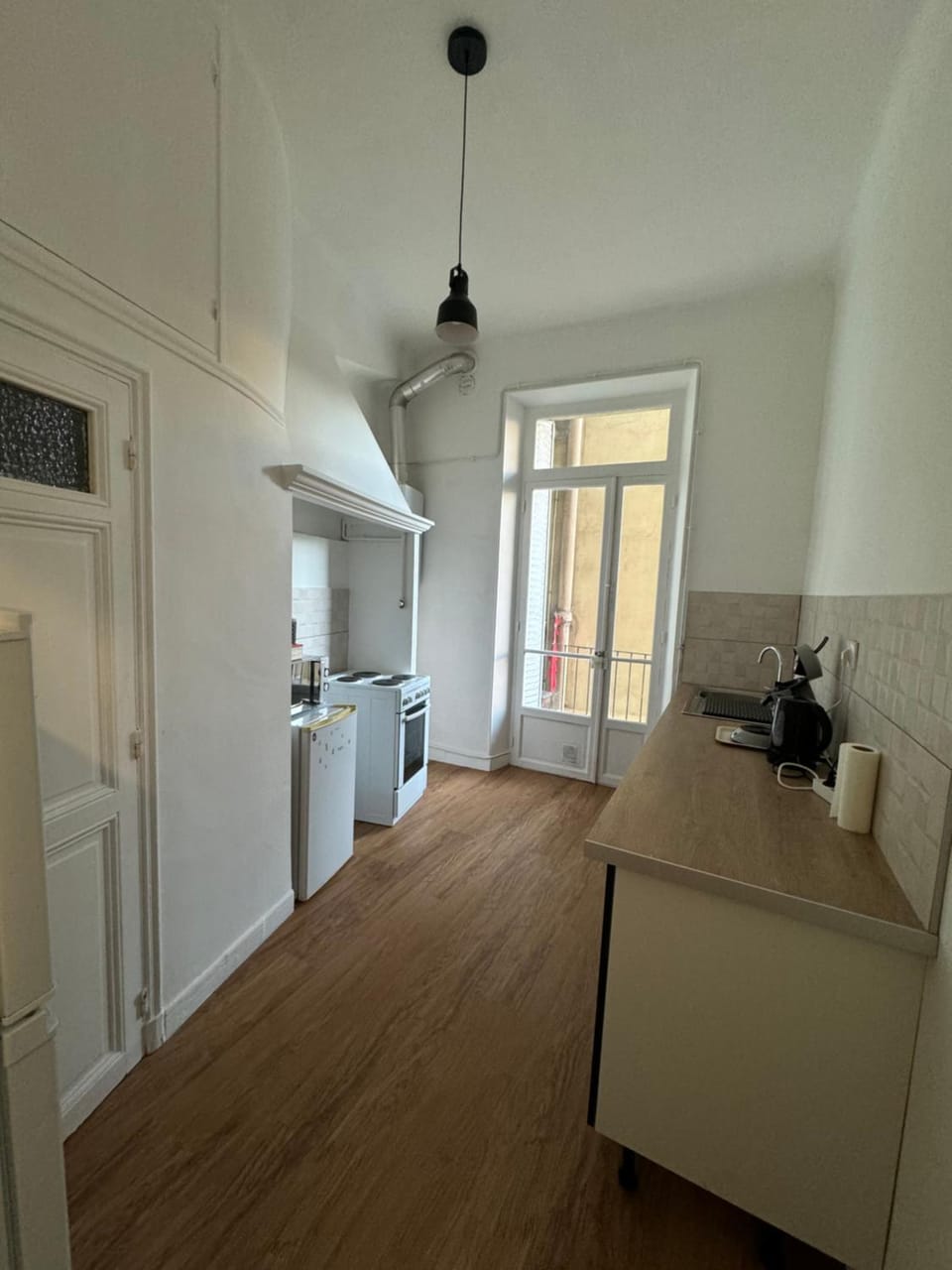 Coffee/tea facilities, Kitchen or kitchenette, stove