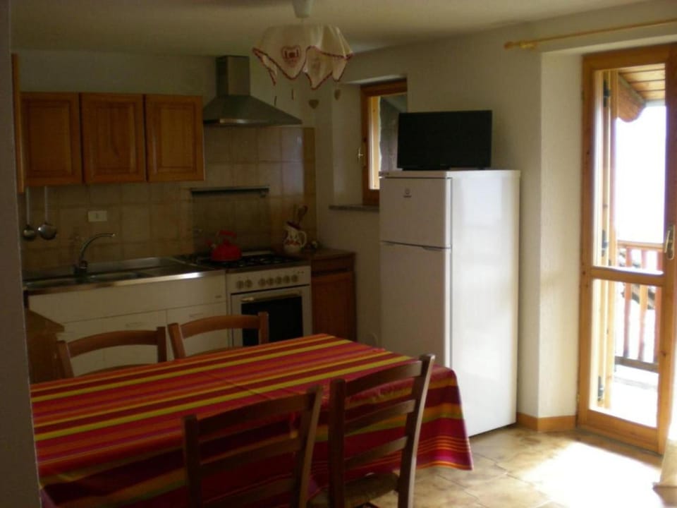Property building, Kitchen or kitchenette, Living room