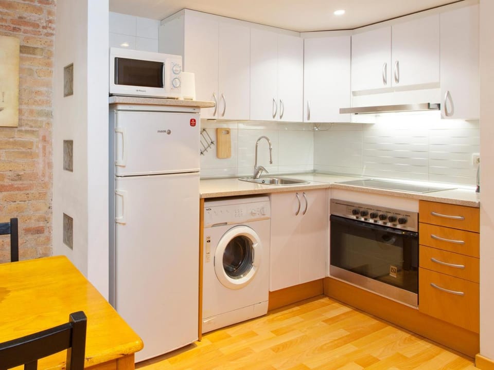 Kitchen or kitchenette, oven, washing machine