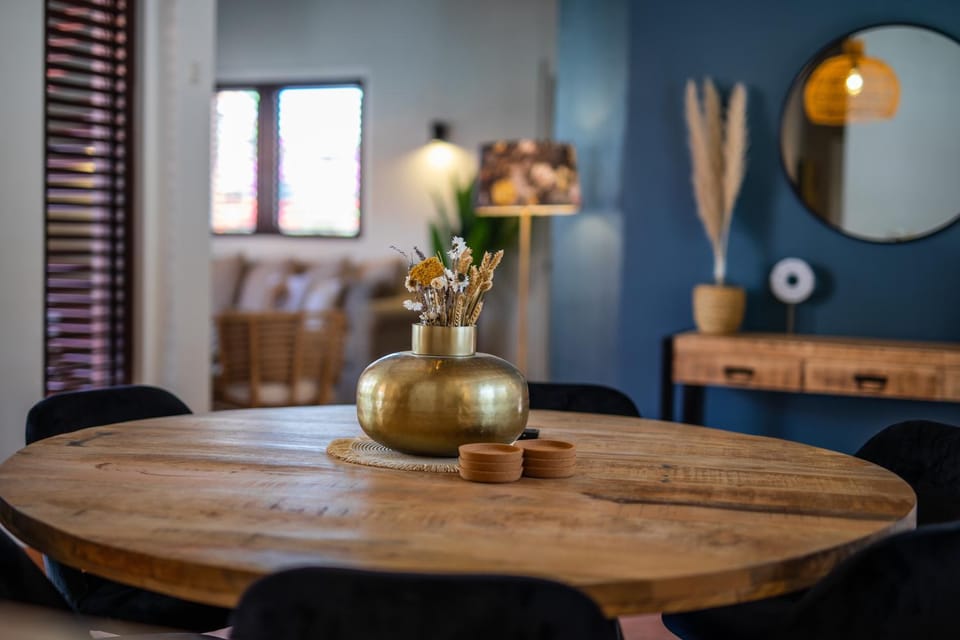 Seating area, Dining area