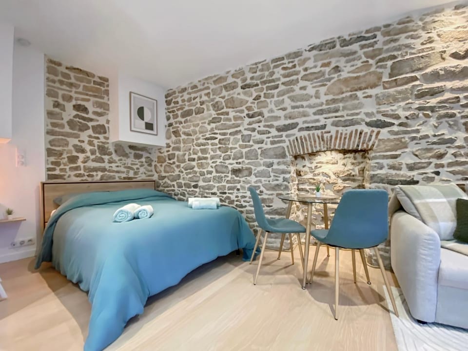 Photo of the whole room, Dining area, Bedroom, Meals