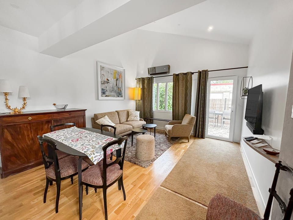 TV and multimedia, Living room, Dining area