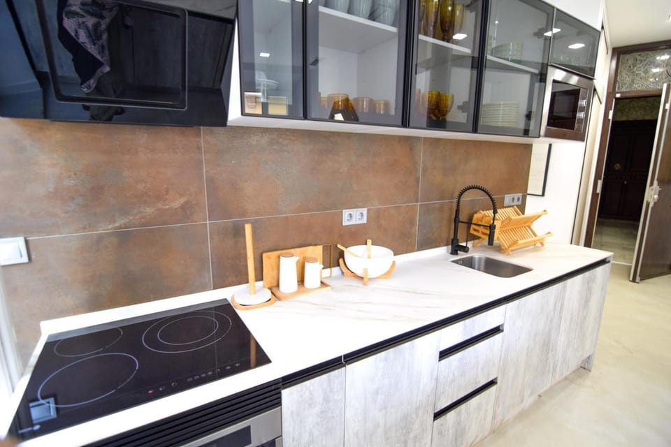 Coffee/tea facilities, Kitchen or kitchenette, stove