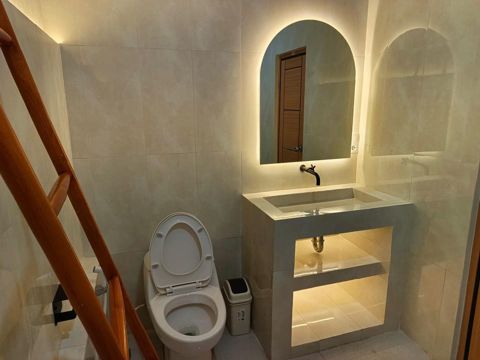 Toilet, bidet