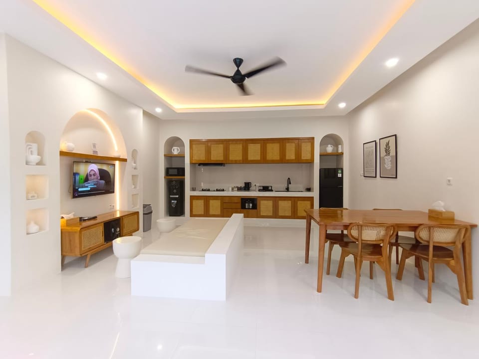 TV and multimedia, Living room, Seating area, Dining area
