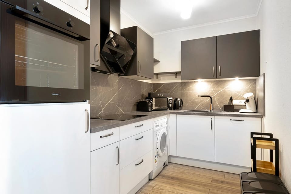 Coffee/tea facilities, Kitchen or kitchenette, dishwasher, stove, toaster, washing machine