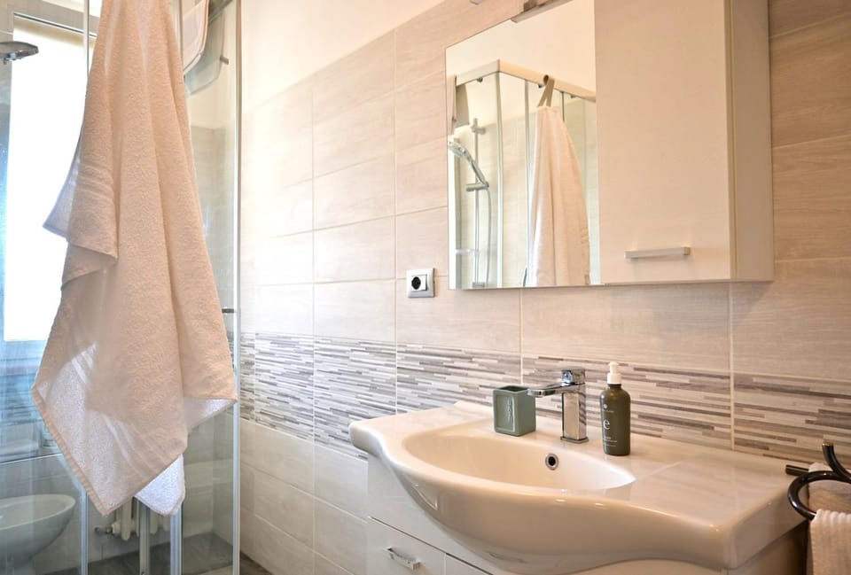 Shower, bidet, towels