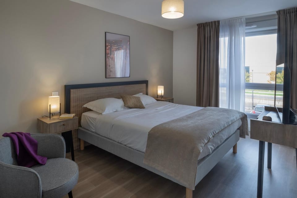 Bed, TV and multimedia, Bedroom