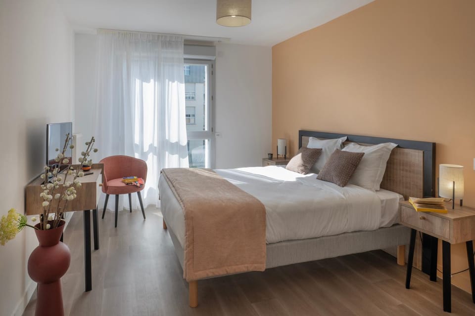 Bed, TV and multimedia, Bedroom