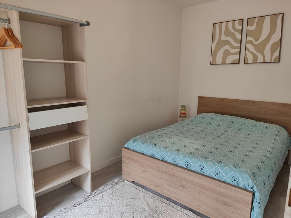 Bed, Photo of the whole room, Decorative detail, Bedroom, wardrobe