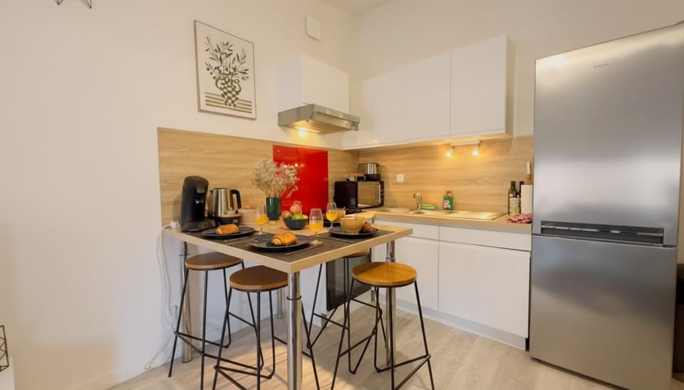 Coffee/tea facilities, Kitchen or kitchenette, Dining area, minibar, oven, stove, toaster