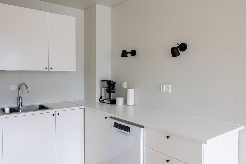 Coffee/tea facilities, Kitchen or kitchenette, stove