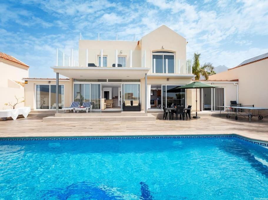 Property building, Day, Pool view, Swimming pool