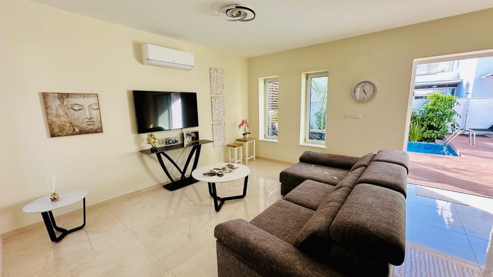 Communal lounge/ TV room, Communal lounge/ TV room, TV and multimedia, Living room, Seating area, air conditioner