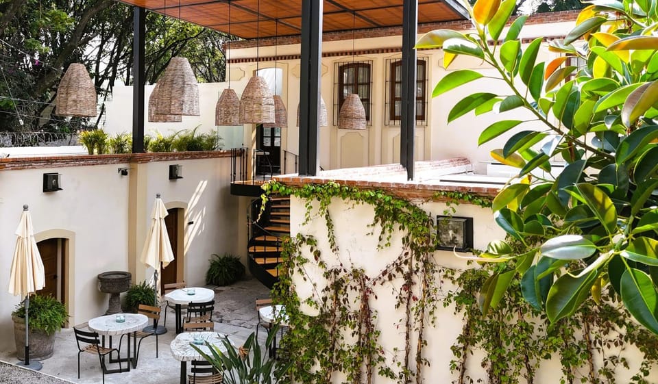 Property building, Patio, Day, Garden, Balcony/Terrace, Garden view