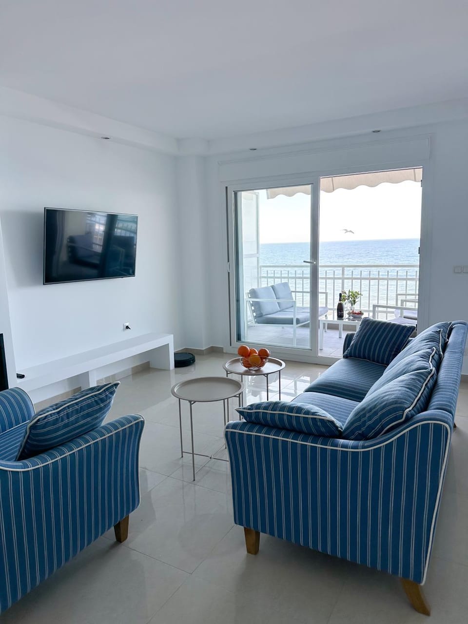 Natural landscape, TV and multimedia, Living room, Seating area, Sea view