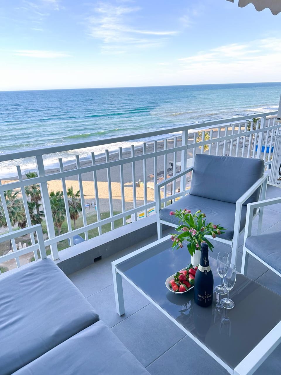 Patio, Day, Natural landscape, View (from property/room), Balcony/Terrace, Seating area, Dining area, Beach, Sea view