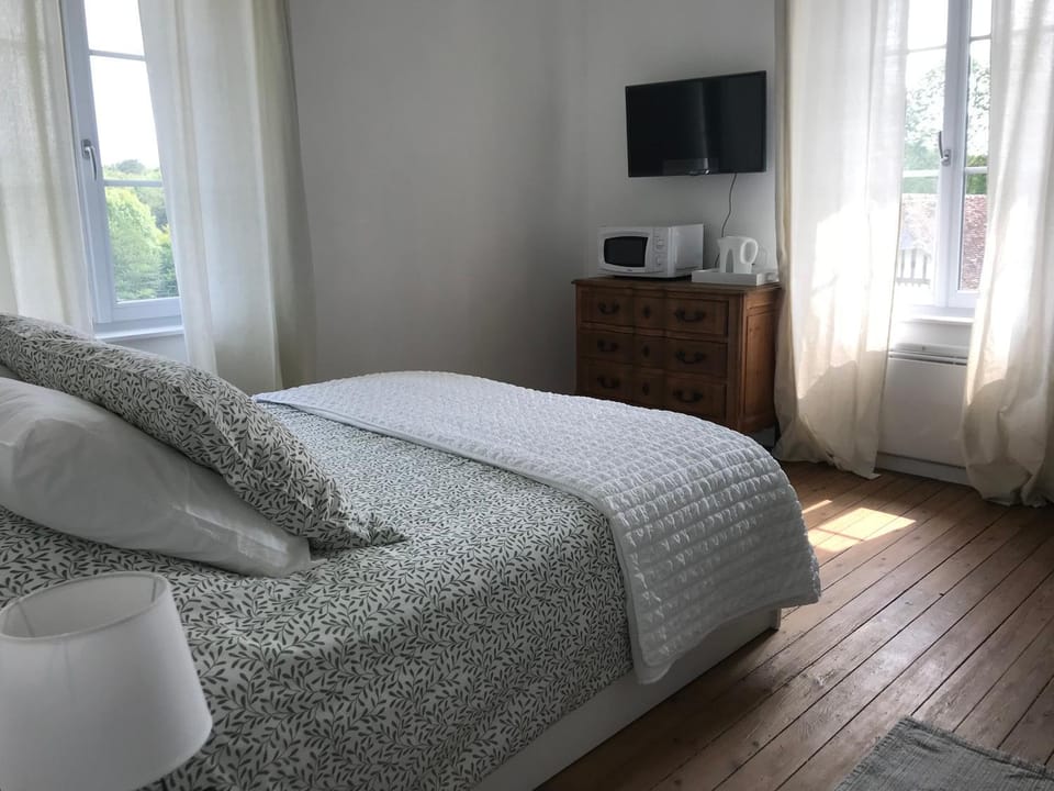 Chambre du Haras Cour Lozey Bed and Breakfast in Normandy
