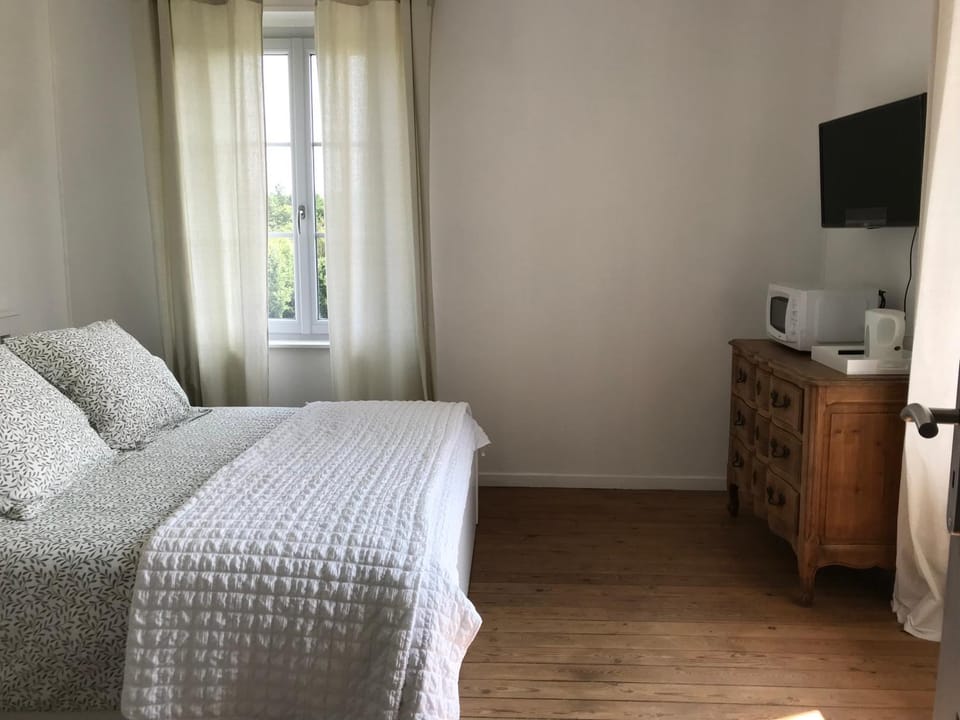 Chambre du Haras Cour Lozey Bed and Breakfast in Normandy
