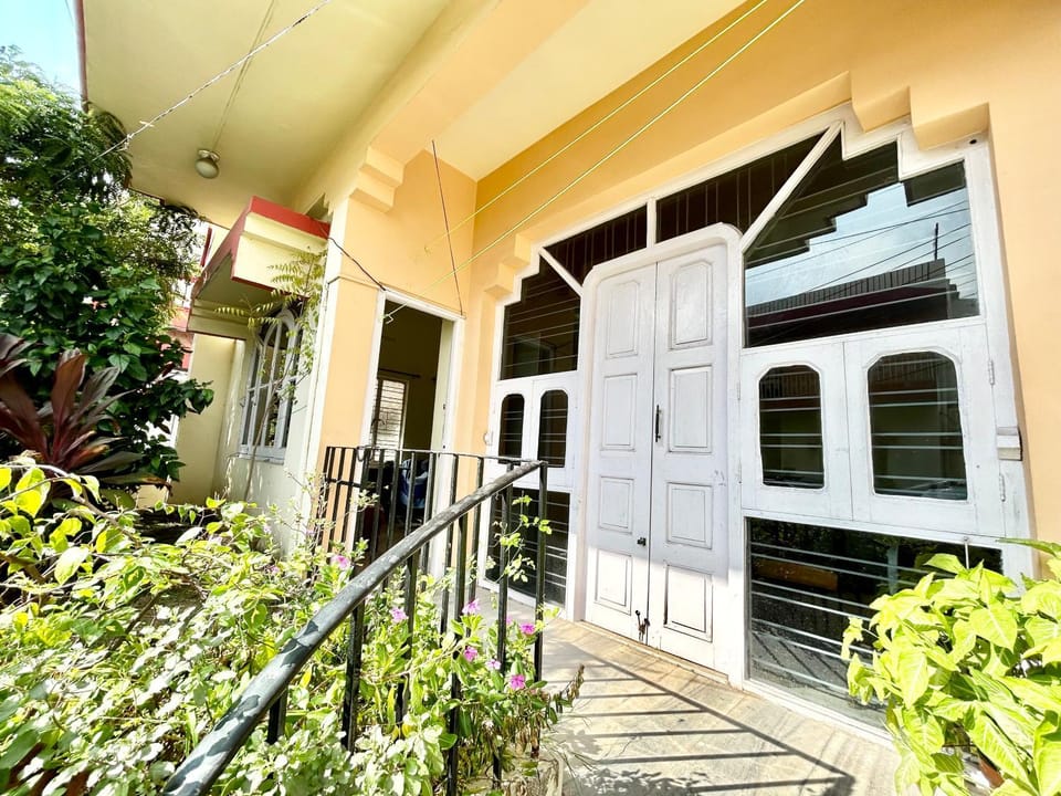 Property building, Facade/entrance, Day