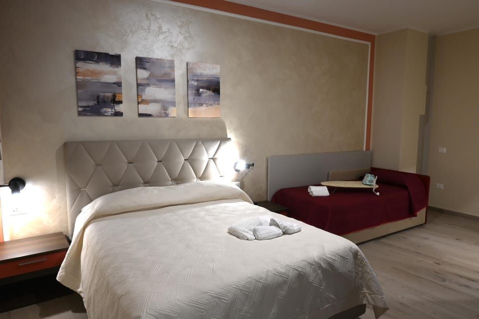 Photo of the whole room, Bedroom