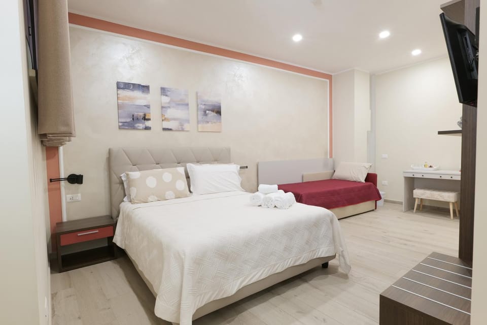 Bed, TV and multimedia, Bedroom