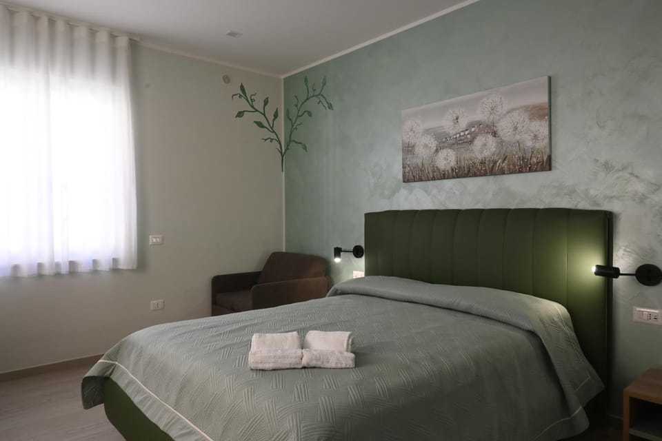 Bed, Bedroom, towels