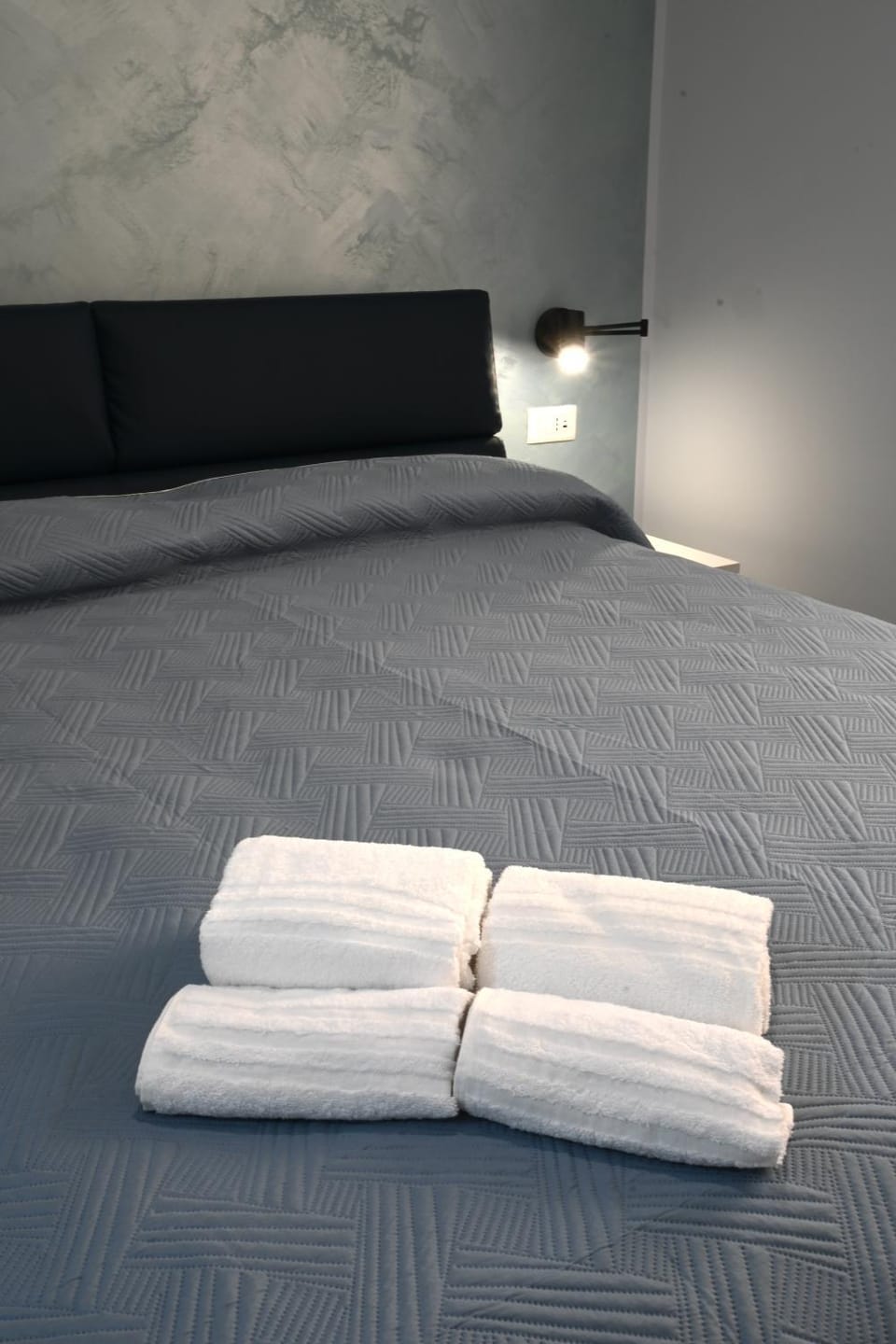 Bed, towels