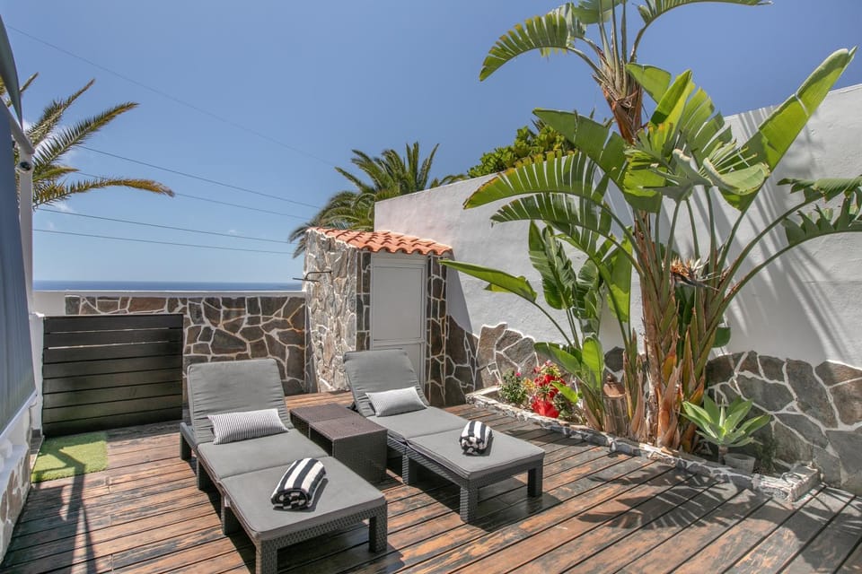 Property building, Balcony/Terrace, Living room