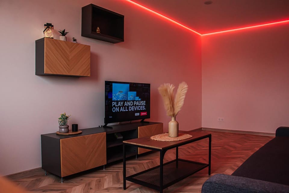 TV and multimedia, Living room, Seating area, Evening entertainment