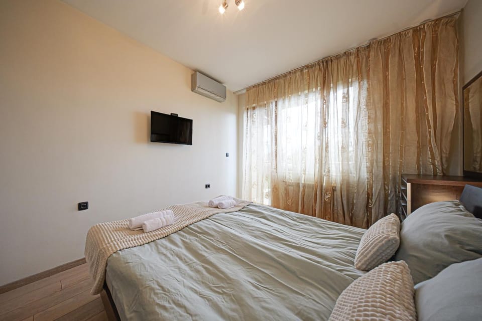 Bed, TV and multimedia, Bedroom, air conditioner