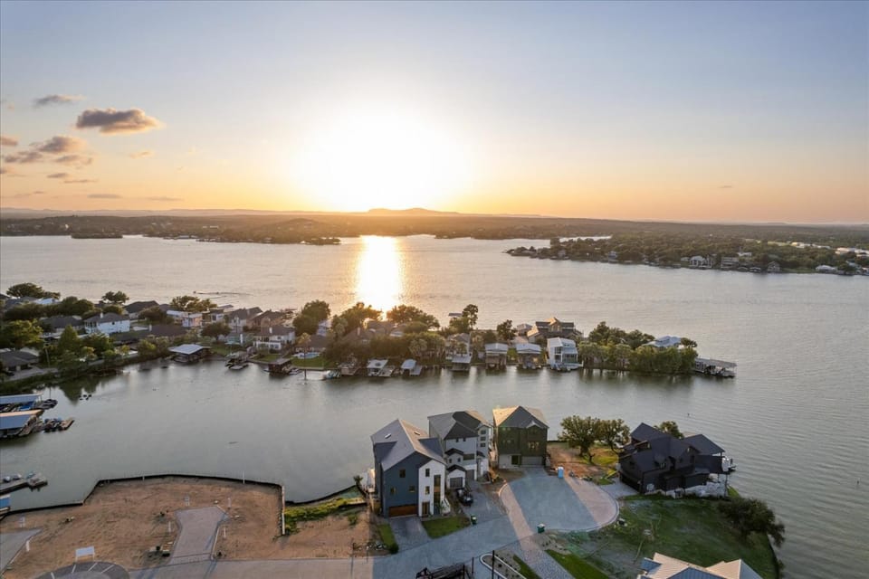 Lake RetreatSleeps 19-3 KING SuitesPoolHotTub House in Granite Shoals