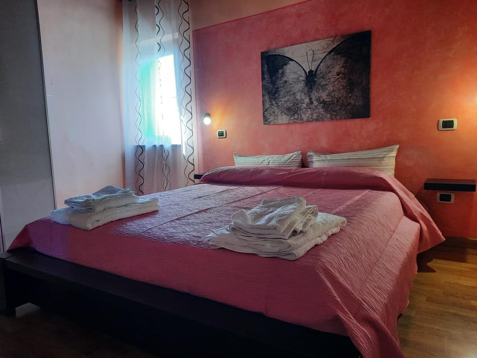 Bed, Photo of the whole room, towels