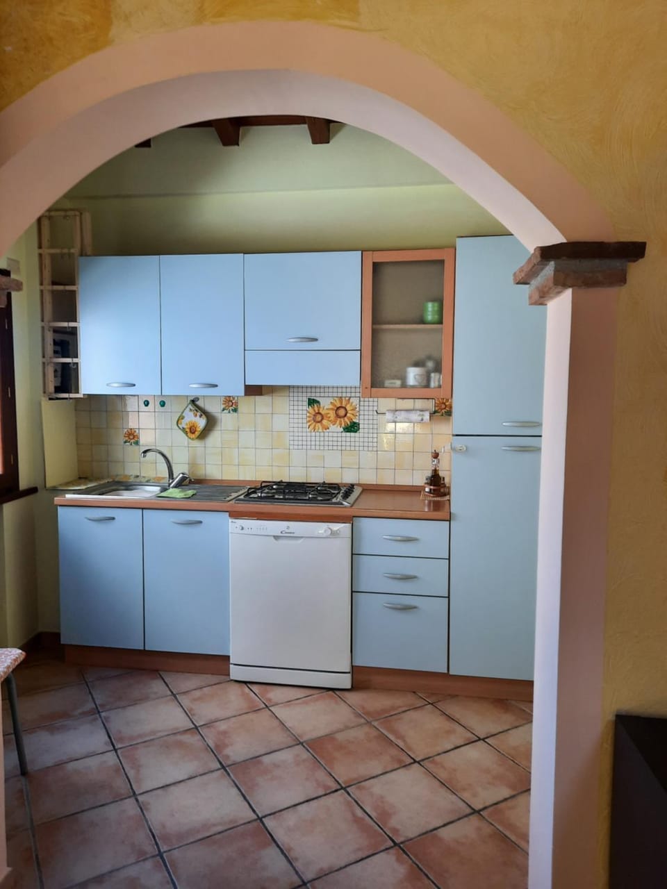 Kitchen or kitchenette, microwave, oven, stove