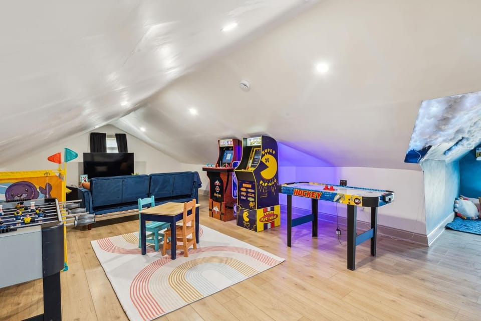 Meerkat Manor- 5 Min Drive to CLE Clinic House in Cleveland Heights