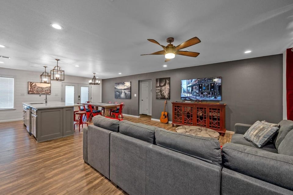 Best kitchen in Texoma! New! Playroom! House in Lake Texoma